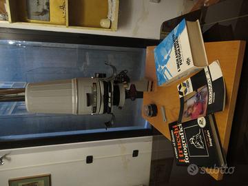 Ingranditore fotografico e due libri fotografici