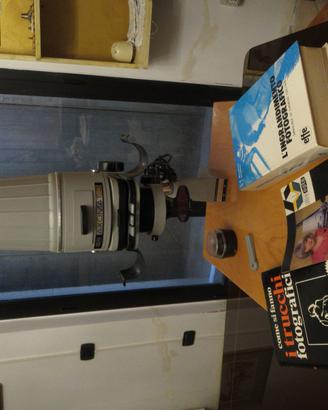 Ingranditore fotografico e due libri fotografici