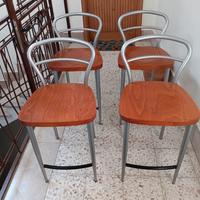 quattro sgabelli alti
