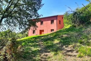 Rustico / Casale di 150 m² con più di 5 locali e b