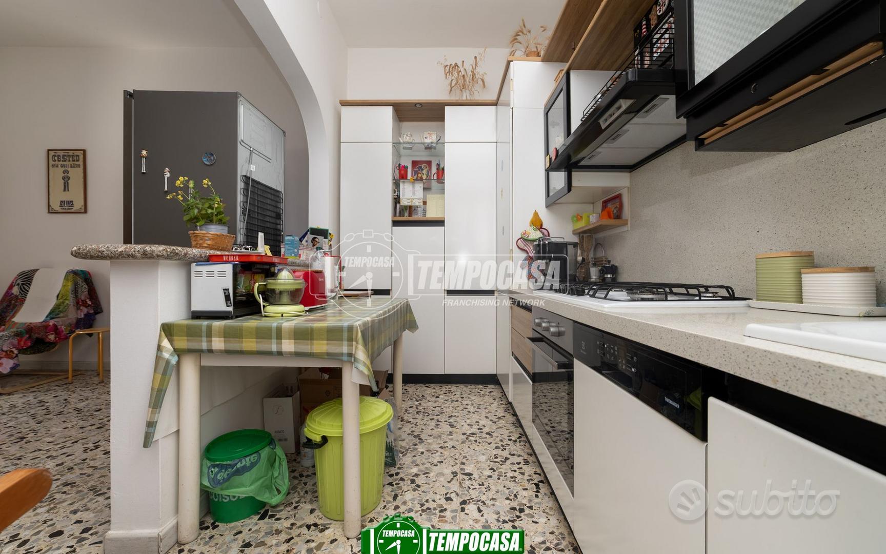 VILLA SINGOLA CON AMPI SPAZI E GRANDE POTENZIALE A - Vista 6
