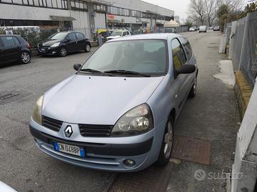 renault  clio del 2004 km 214000 x neo patentati 