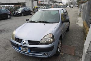 renault  clio del 2004 km 214000 x neo patentati 