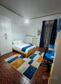 Stanza moderna per studenti e lavoratori