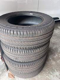Gomme scudo  michelin agilis 215/65 r16c 106/104T