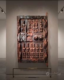 Porta di un antico granaio del Mali(Africa)