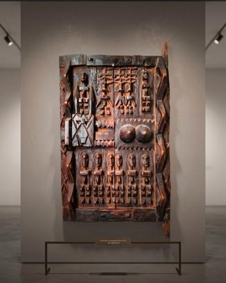 Porta di un antico granaio del Mali(Africa)