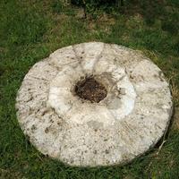 ruota in pietra per macina antica