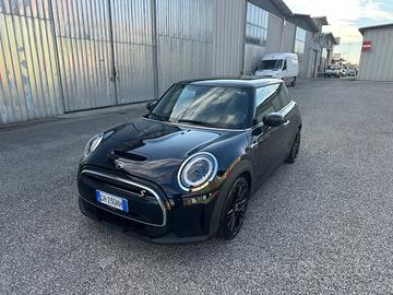 MINI COOPER SE GUARDA LE FOTO