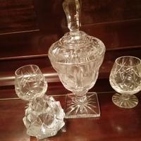 Vaso e bicchieri in cristallo di Bohemia. 