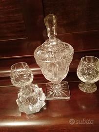 Vaso e bicchieri in cristallo di Bohemia. 