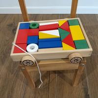Carrello in legno con forme da incastrare