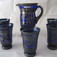 Brocca in vetro blu con decorazioni in argento