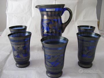 Brocca in vetro blu con decorazioni in argento