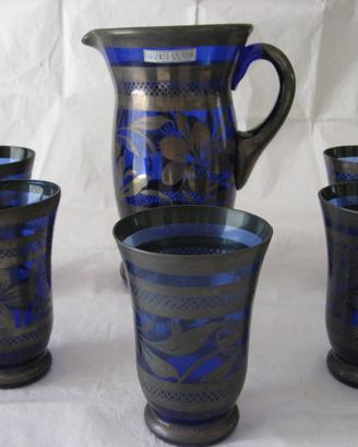 Brocca in vetro blu con decorazioni in argento