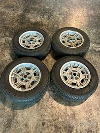 Cerchi con gomme per Ferrari Dino o 208