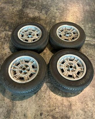 Cerchi con gomme per Ferrari Dino o 208