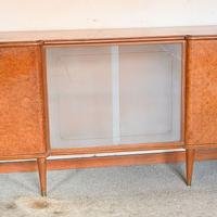 Buffet in legno con ante in vetro satinato