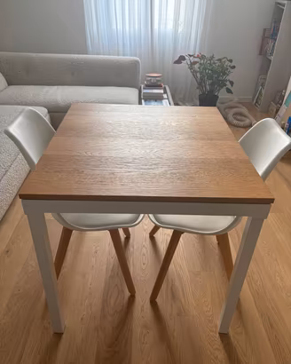 tavolo in legno con 4 sedie