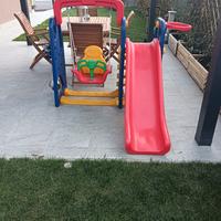 altalena e scivolo da giardino