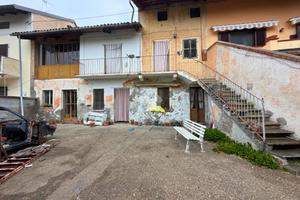 CASA SEMINDIPENDENTE A BIANZÈ