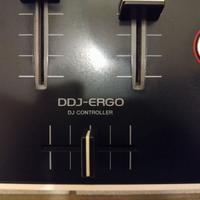 Consolle per mixare musica. PIONEER.