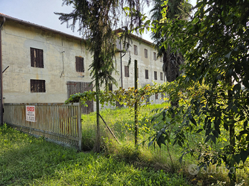 Rustico con terreno antistante