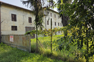 Rustico con terreno antistante