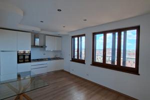 Attico ristrutturato e luminosissimo con balcone p