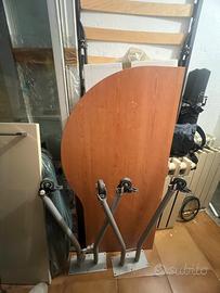 Scrivania e scaffali