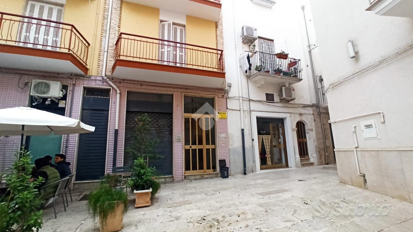 4 LOCALI A MOLA DI BARI