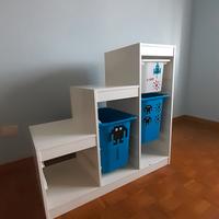 mobiletto da camera con vaschette portagiochi