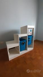 mobiletto da camera con vaschette portagiochi