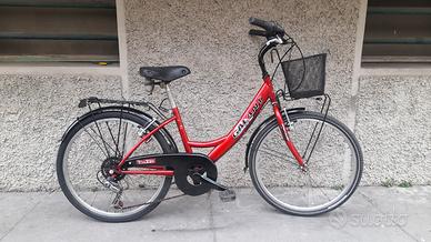 donna ragazza 24 con marce e cestino pronta all'us