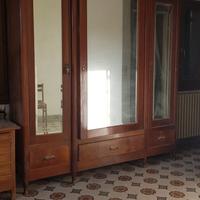 Armadio d'epoca in legno massello con specchio