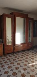 Armadio d'epoca in legno massello con specchio