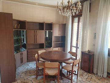 Mobili sala da pranzo.