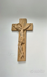 crocifisso in legno, scolpito a mano.