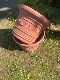 due vasi grossi festonati per giardino