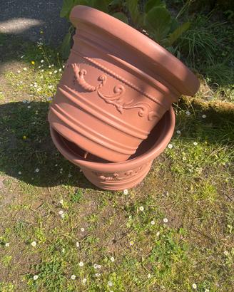 due vasi grossi festonati per giardino