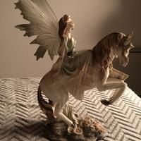 Fata da collezione su cavallo, in ceramica