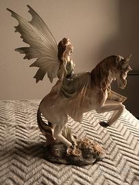 Fata da collezione su cavallo, in ceramica