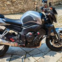 Yamaha FZ1, Yamaha R1