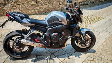 Yamaha FZ1, Yamaha R1