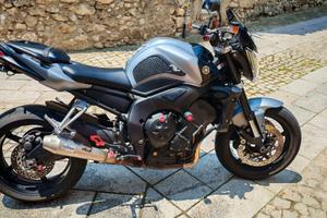 Yamaha FZ1, Yamaha R1