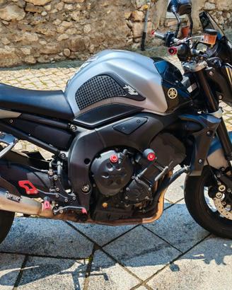 Yamaha FZ1, Yamaha R1