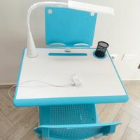 scrivania con sedia e lampada 