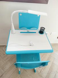 scrivania con sedia e lampada 