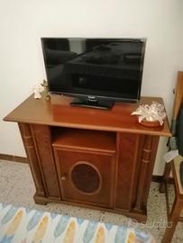 mobile ingresso in arte povera, porta TV con ruote
