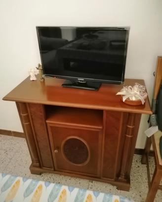 mobile ingresso in arte povera, porta TV con ruote